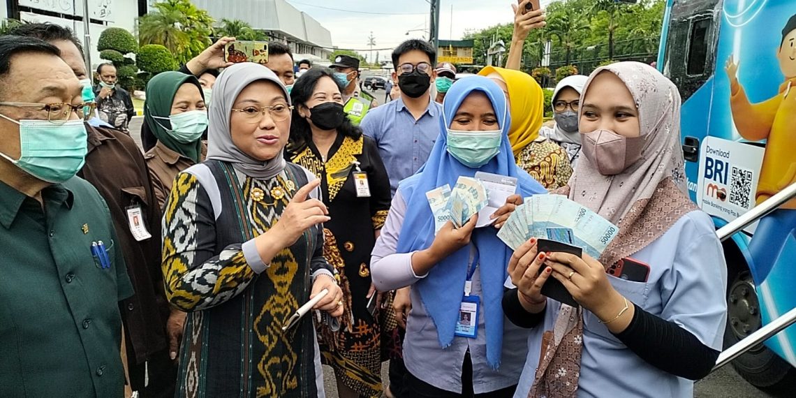 Menaker Ida Fauziah Serahkan BSU ke 3.017 Karyawan Maspion Group