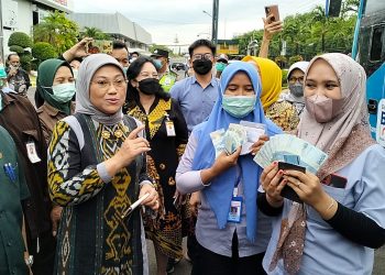 Menaker Ida Fauziah Serahkan BSU ke 3.017 Karyawan Maspion Group