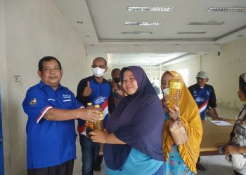 DPD PAN Sidoarjo Jual Minyak Goreng Murah Rp 10 Ribu/Liter