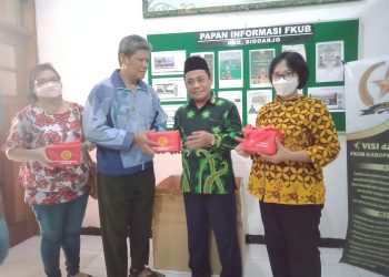 FKUB Sidoarjo Bagikan Paket Vitamin kepada 100 Warga