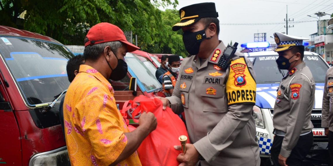 Sambil Edukasi Tertib Lalin, Polresta Sidoarjo Bagikan Bansos di Pasar Sukodono