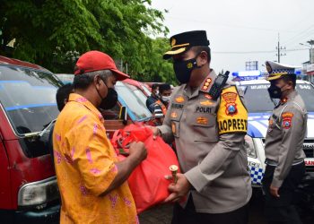 Sambil Edukasi Tertib Lalin, Polresta Sidoarjo Bagikan Bansos di Pasar Sukodono