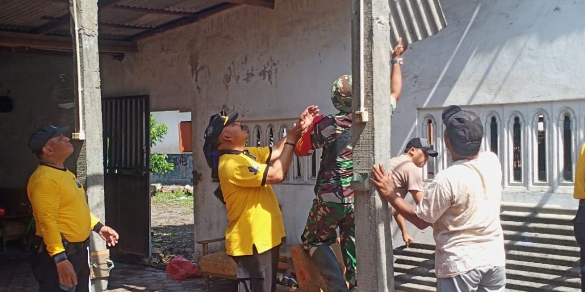 TNI-Polri Kerja Bakti Bersama Warga Terung Wetan dan Jatikalang Pasca Puting Beliung