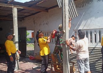 TNI-Polri Kerja Bakti Bersama Warga Terung Wetan dan Jatikalang Pasca Puting Beliung