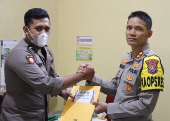 Jenguk Anggota Korban Pengamanan Tragedi Kanjuruhan, Kapolres Batu Serahkan Tali Asih