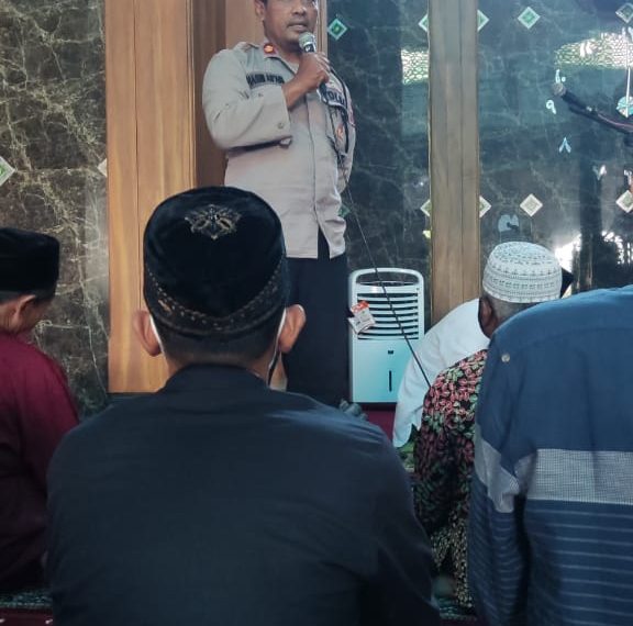 Safari Jumat, Kapolsek Balongbendo Sampaikan Pesan Kamtibmas ke Jamaah