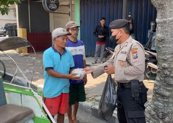 Polisi Sidoarjo Berpatroli sambil Bagikan Nasi Bungkus