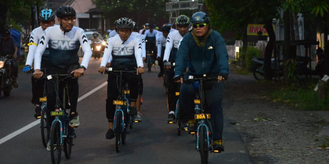 Polresta Sidoarjo Gowes Jalin Soliditas Anggota dan Bantu Sembako Warga Tak Mampu