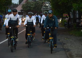 Polresta Sidoarjo Gowes Jalin Soliditas Anggota dan Bantu Sembako Warga Tak Mampu