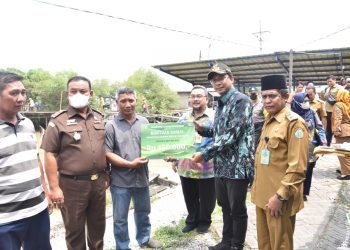 Bupati Gus Muhdlor Salurkan Bantuan BBM ke Ratusan Nelayan Sidoarjo