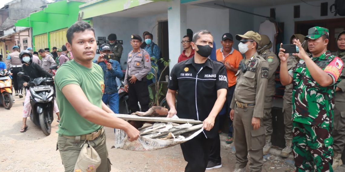 Ps. Kasi Humas Polresta Sidoarjo Ikut Bersihkan Wilayah Bencana Puting Beliung
