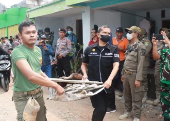 Ps. Kasi Humas Polresta Sidoarjo Ikut Bersihkan Wilayah Bencana Puting Beliung