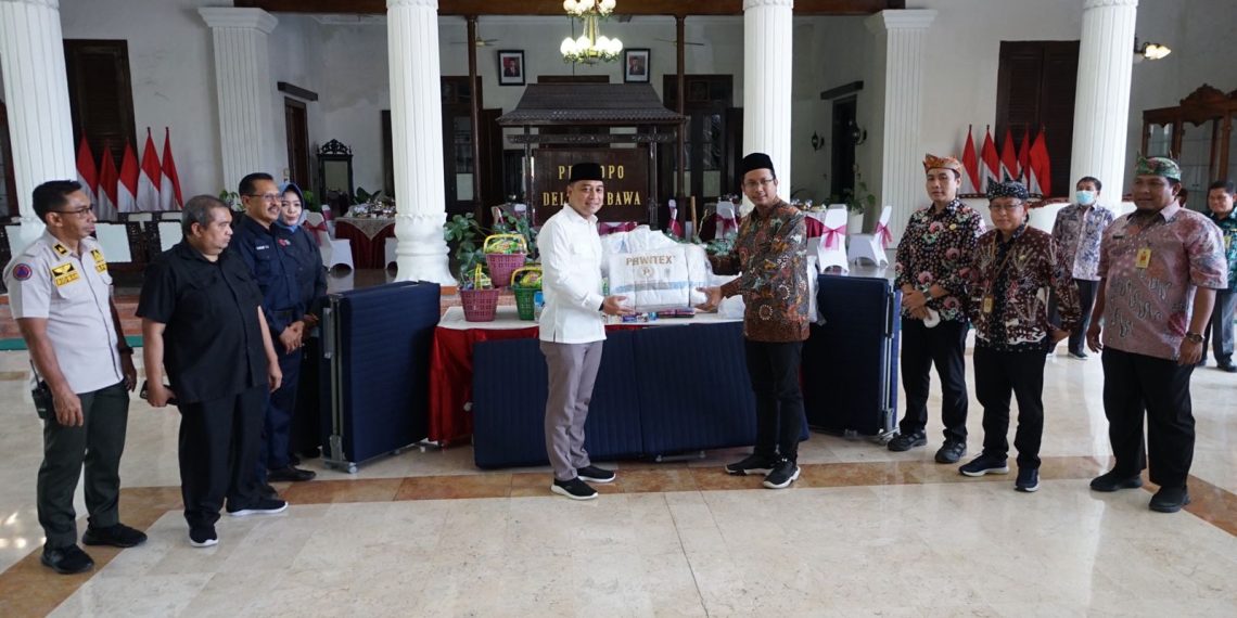 Bupati Gus Muhdlor Terima Bantuan Walikota Surabaya Eri Cahyadi Untuk Korban Angin Puting Beliung Sidoarjo