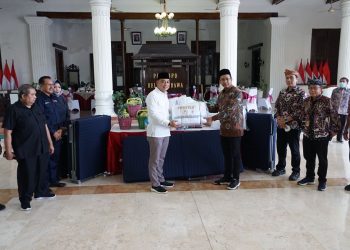 Bupati Gus Muhdlor Terima Bantuan Walikota Surabaya Eri Cahyadi Untuk Korban Angin Puting Beliung Sidoarjo