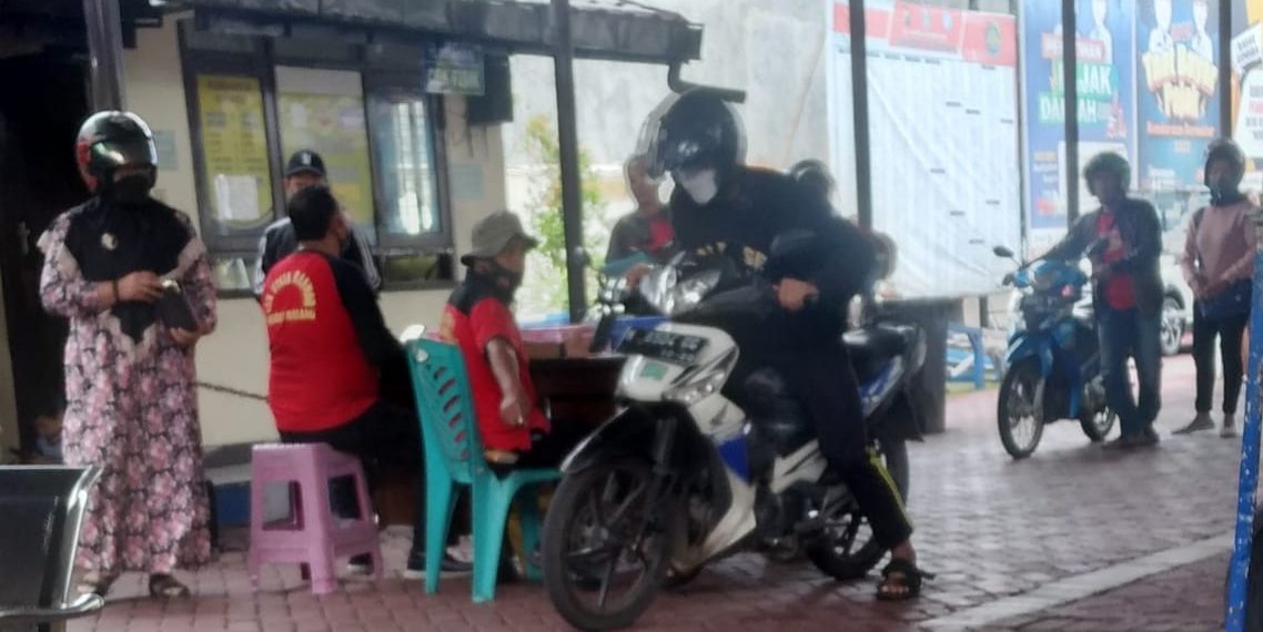 Petugas Cek Fisik Samsat Karangploso Tidak Ramah