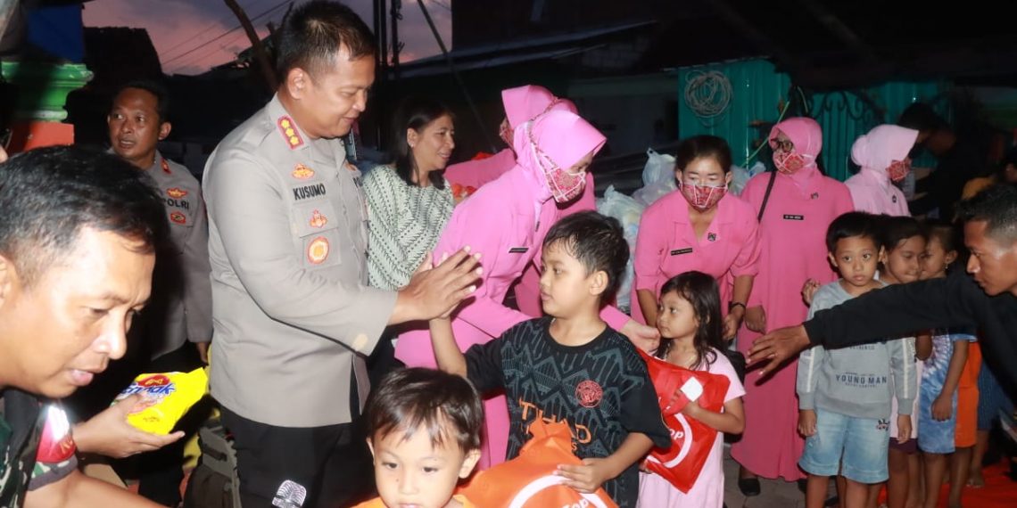 Polresta Sidoarjo dan Bhayangkari Bagikan Sembako dan Alat Sekolah ke Korban Puting Beliung