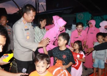 Polresta Sidoarjo dan Bhayangkari Bagikan Sembako dan Alat Sekolah ke Korban Puting Beliung