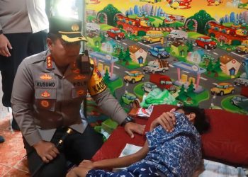 Kapolresta Sidoarjo Beri Bantuan Korban Tragedi Kanjuruhan di Porong