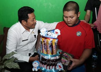 Wabup Sidoarjo Subandi Berikan Bantuan Kepada Anak Autis di Tulangan