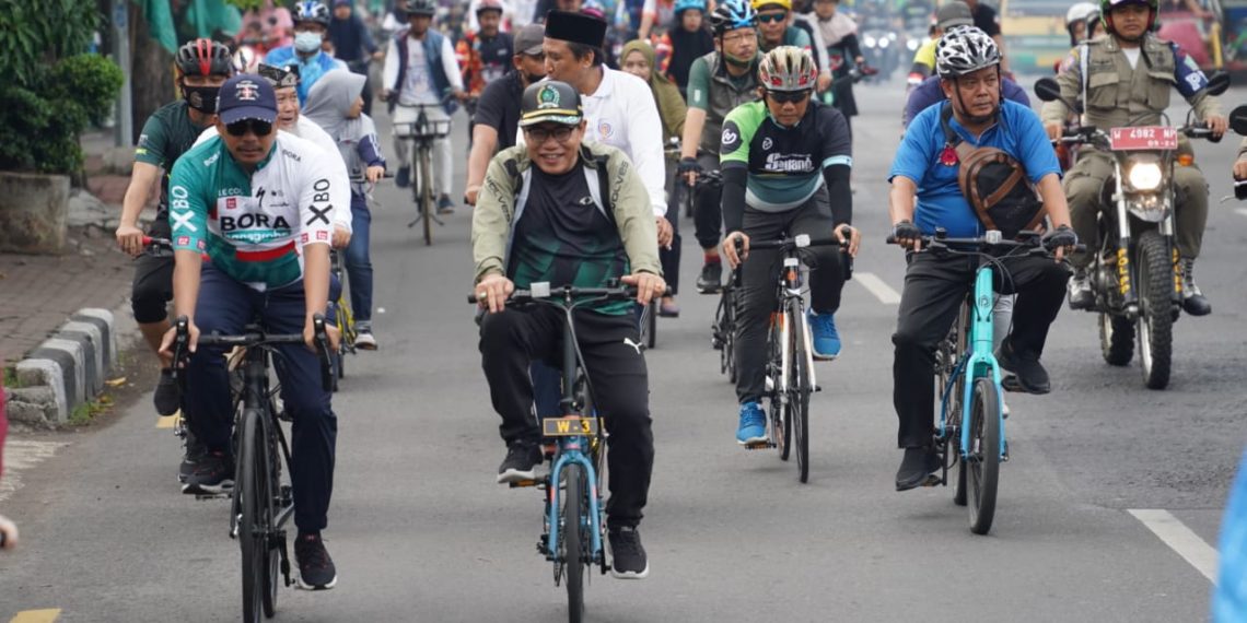 Emir Firdaus Gowes Bareng Bupati Gus Muhdlor Ramaikan Semarak Pra Muktamar Muhammadiyah