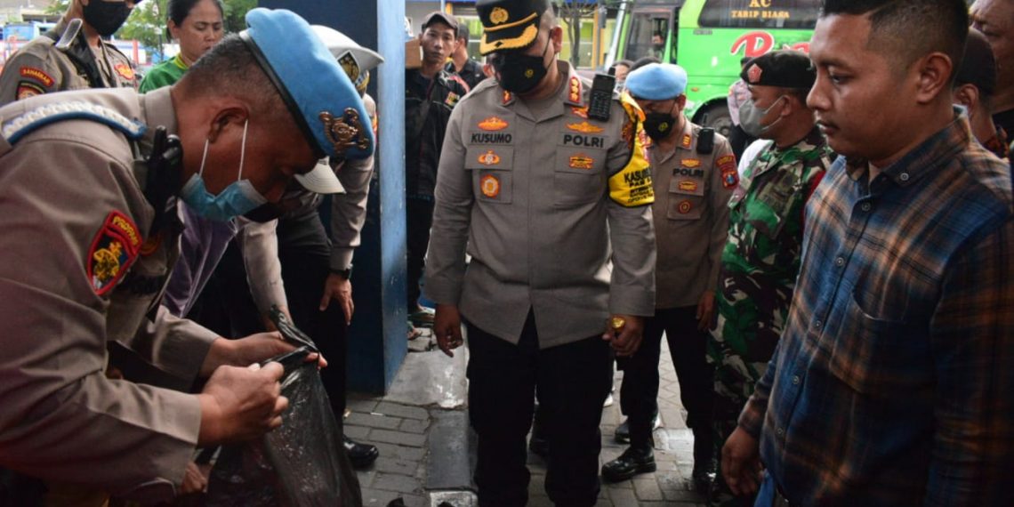 Kapolresta Sidoarjo Cek Barang Bawaan di Bus Tujuan Bali