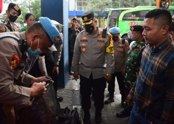 Kapolresta Sidoarjo Cek Barang Bawaan di Bus Tujuan Bali