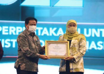 Gubernur Khofifah Terima Penghargaan Nugra Jasa Dharma Pustaloka 2022