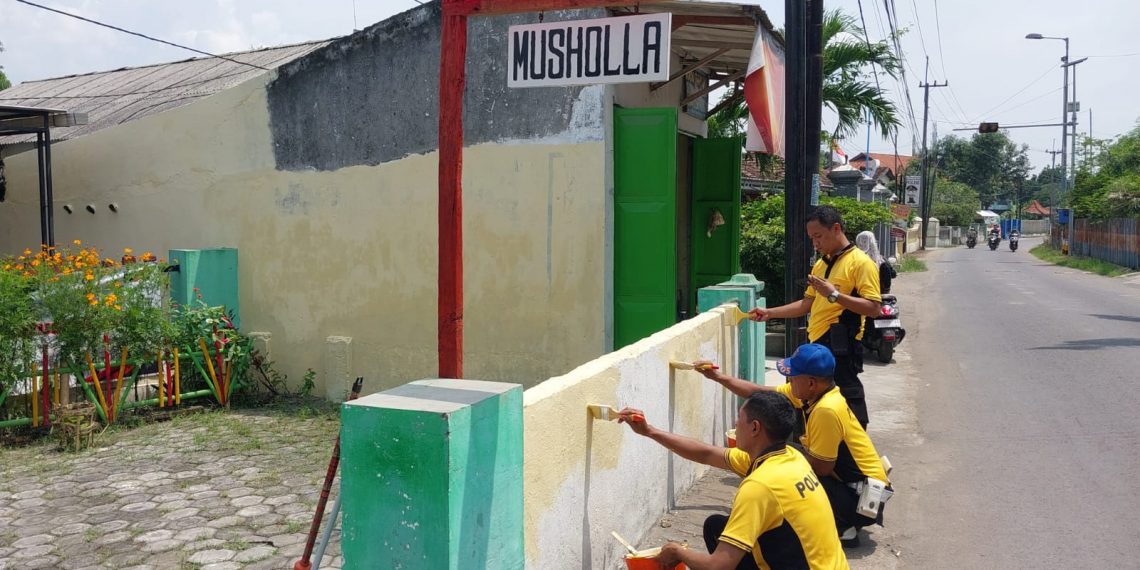 Bakti Religi Polresta Sidoarjo Bersihkan Tempat Ibadah