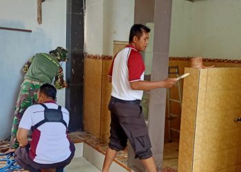 Sinergitas TNI-Polri dan Masyarakat Kerja Bakti di Masjid Tambak Kalisogo