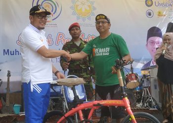 Khulaim Junaidi Berikan Hadiah Sepeda Lipat Gowes Bareng Pra Muktamar Muhammadiyah ke-48
