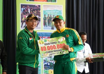 Bupati Gus Muhdlor Serahkan Bonus Atlet Sidoarjo Peraih Medali Di Porprov Jatim Ke VII