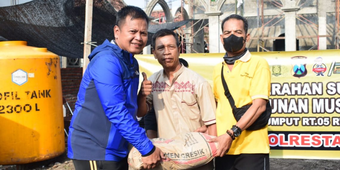 Kapolresta Sidorjo Serahkan Bantuan Material Pembangunan Mushola