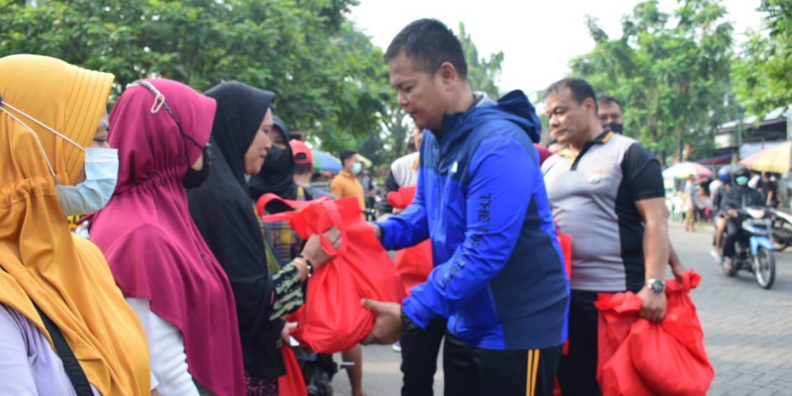 Polresta Sidoarjo Belanja Senang dan Bagikan Paket Sembako untuk Warga