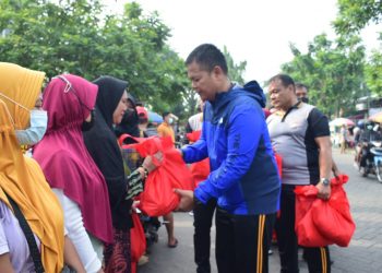 Polresta Sidoarjo Belanja Senang dan Bagikan Paket Sembako untuk Warga