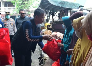 Pejabat Utama Polda Jatim dan Kapolresta Sidoarjo Bakti Sosial di Prambon
