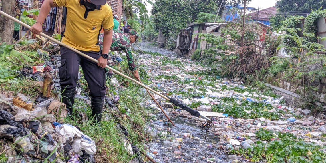 Polsek Tanggulangin Kerja Bakti Bersih Sungai bersama Forkopimka