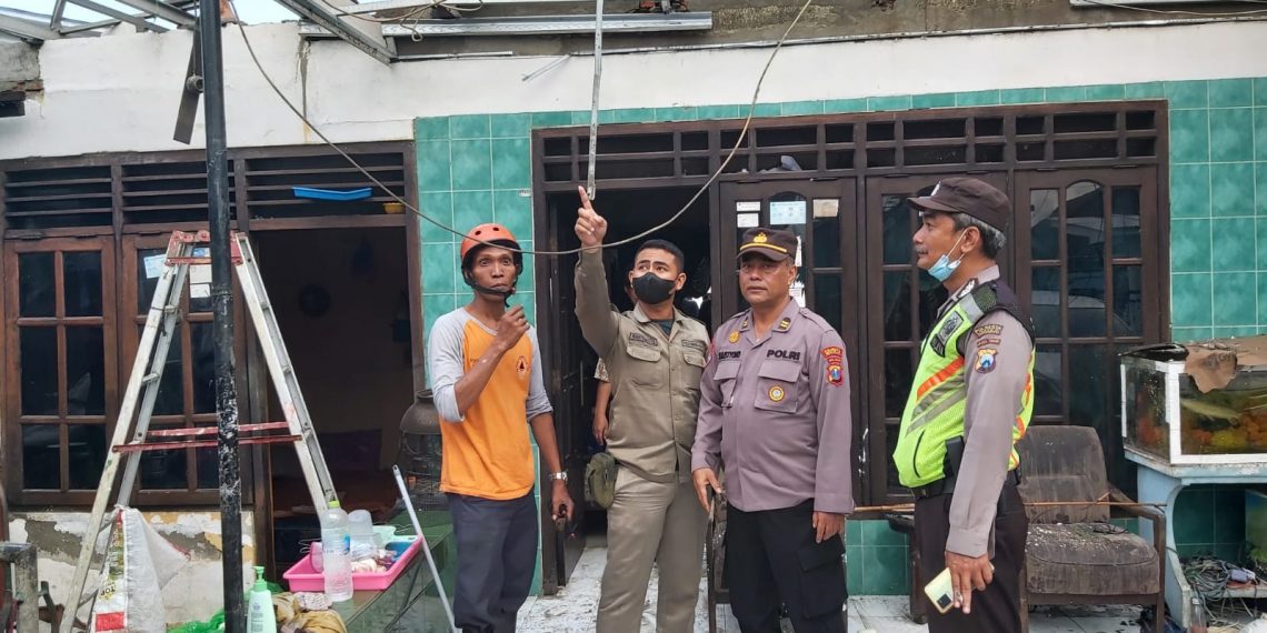 Sinergitas Bantu Warga Terdampak Angin Kencang di Wilayah Waru