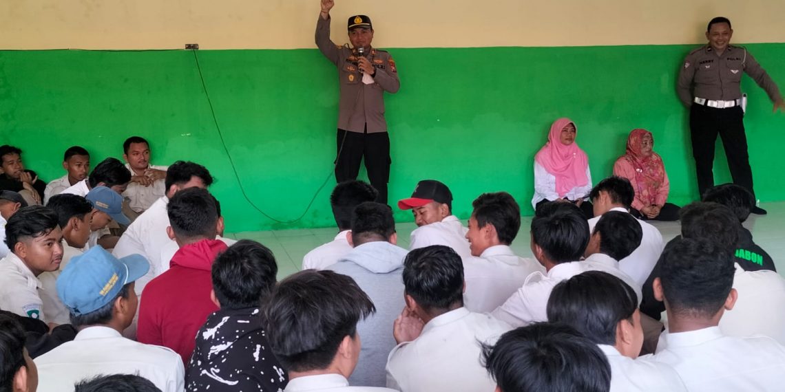 Polisi Edukasi Bahaya Kenakalan Remaja ke Sekolah