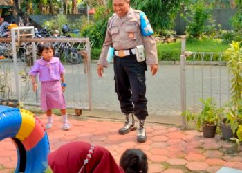 Bhabinkamtibmas Sidoarjo Sambang TK, Kenalkan Polisi Sejak Usia Dini