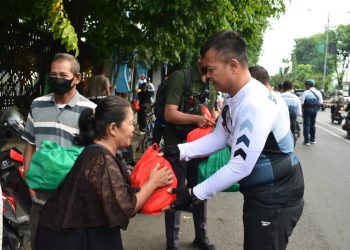 Gowes Polresta Sidoarjo Sambil Bagikan Paket Sembako