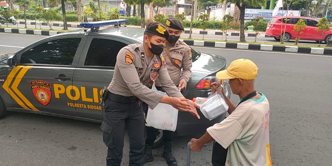Samapta Sidoarjo Sebar Himbauan Kamtibmas Plus Berbagi