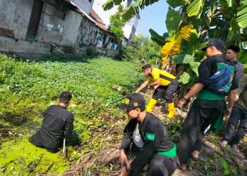 TNI-Polri dan Perangkat Desa Tanggulangin ajak Paguyuban Silat Kerja Bakti