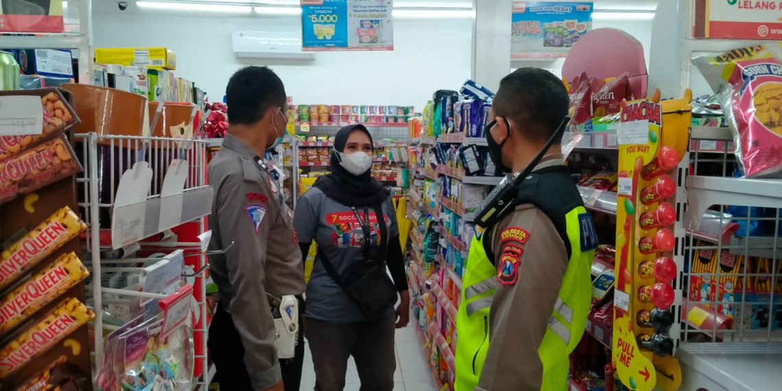 Polisi Jaga Tempat Belanja dan Himbau Prokes