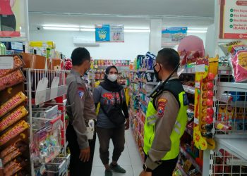 Polisi Jaga Tempat Belanja dan Himbau Prokes