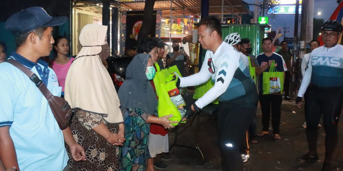 Jelang Nataru, Kapolresta Sidoarjo Gowes Pantau Lalin dan Berbagi