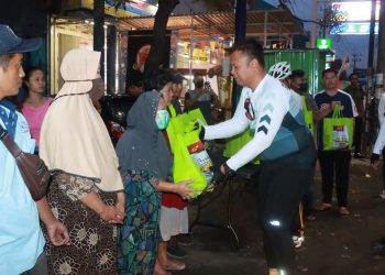 Jelang Nataru, Kapolresta Sidoarjo Gowes Pantau Lalin dan Berbagi