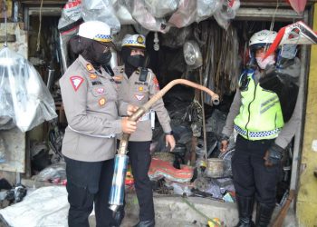 Razia Knalpot Brong, Satlantas Polresta Sidoarjo ‘Blusukan’ ke Pasar Loak