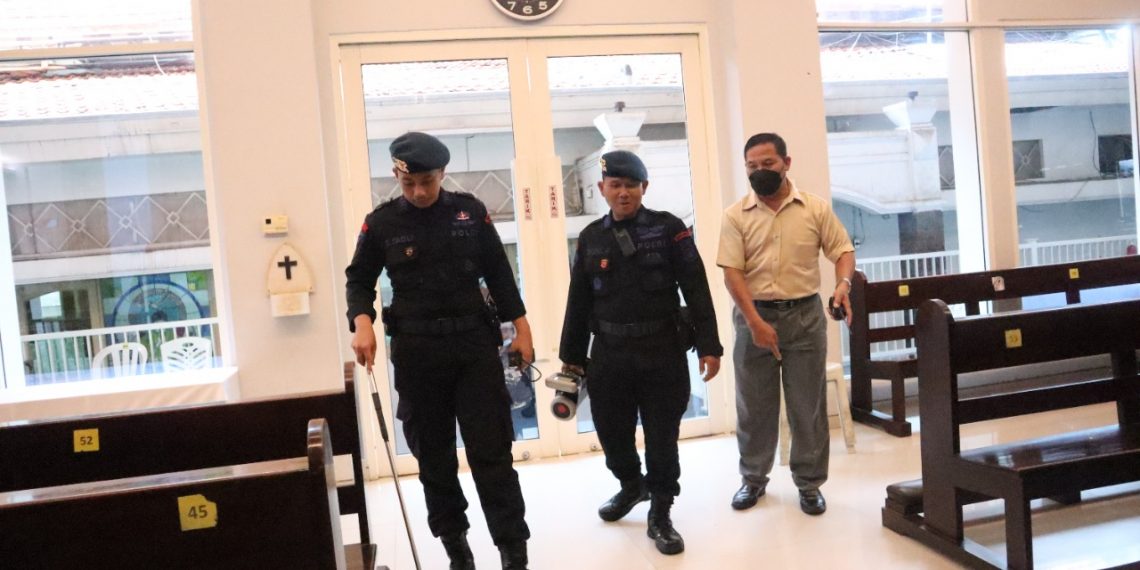 Amankan Misa Natal, Polisi Sterilisasi Gereja Sidoarjo