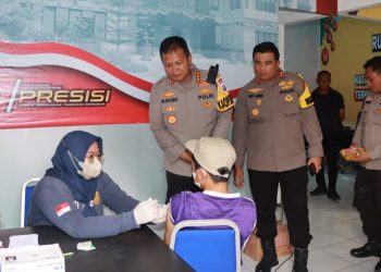 Kapolresta Sidoarjo Cek Vaksinasi dan Tes Urine di Terminal Purabaya