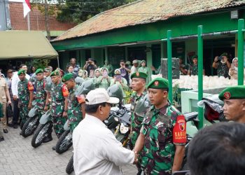 Menhan Prabowo Subianto Bantu Motor Trail Kepada Babinsa Surabaya